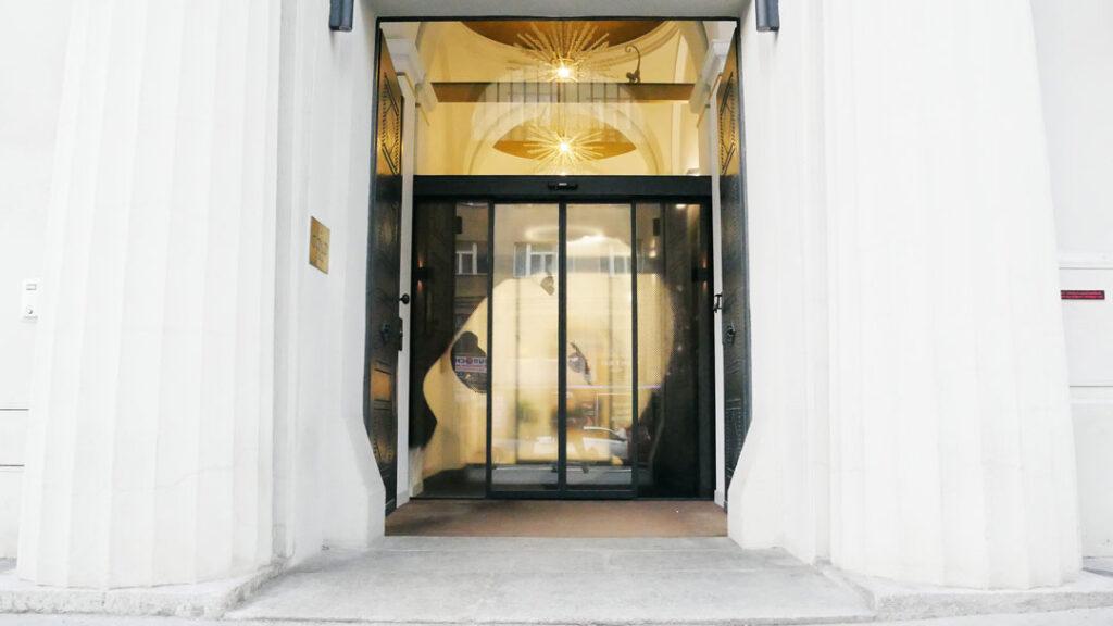 Read more about the article LIMOUSINE FOR FREEEADING 11. OFF THE LIMOUSINE